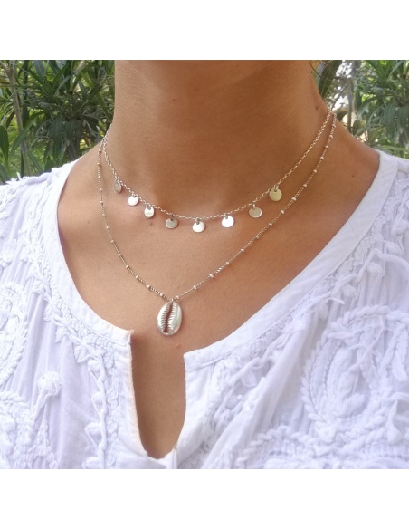 Collar tipo choker con colgantes de moneditas y cadena fina en plata de 925. Ideal para combinar con otros colgantes plat