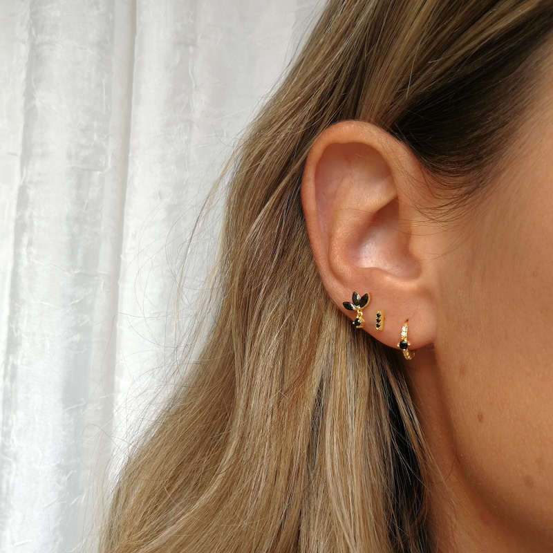 pendiente mini barra negra oro 2