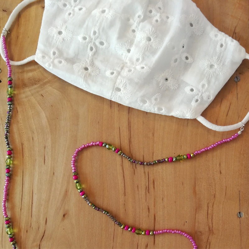 Cuelga mascarillas abalorios