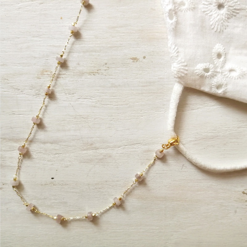 cuelga mascarilla piedras naturales