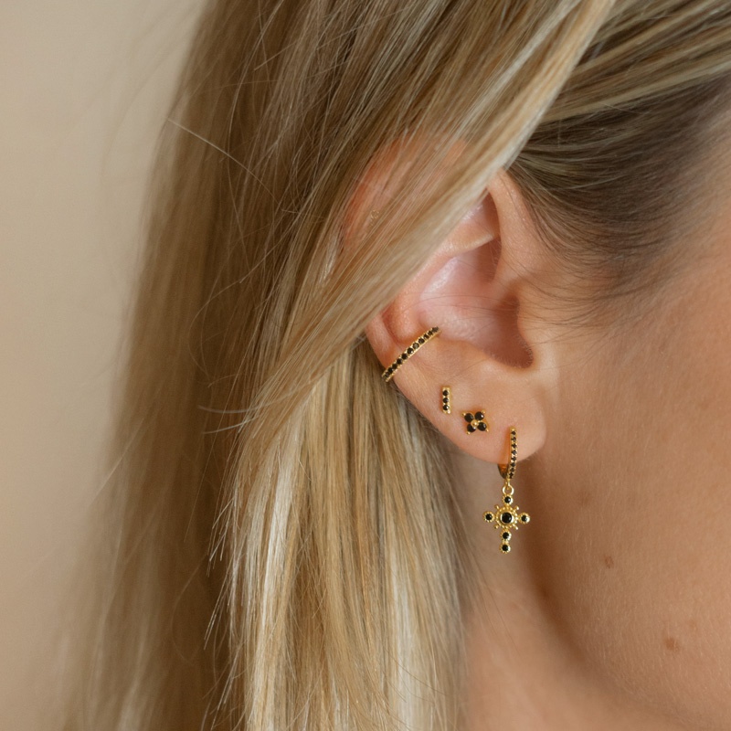 pendiente cruz negra oro 2