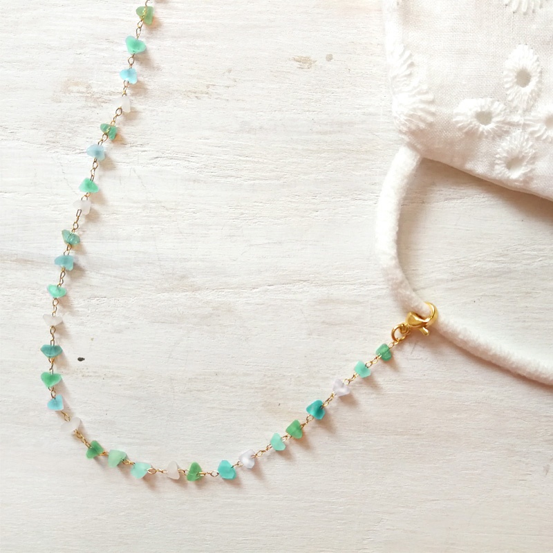 cuelga mascarilla cristalitos verdes