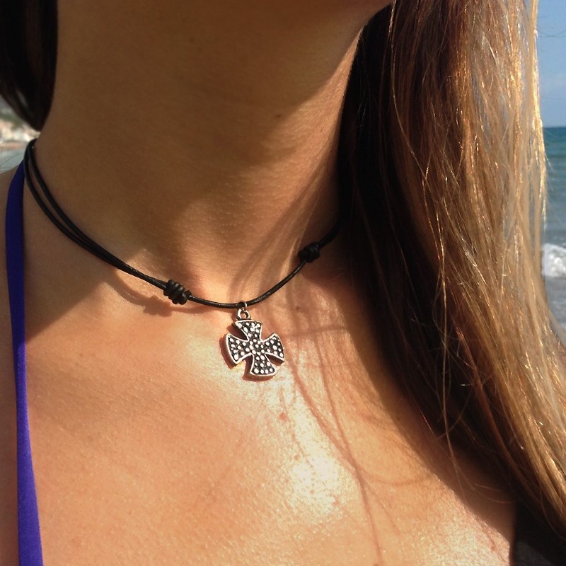 Colgante Cruz y cuero 2